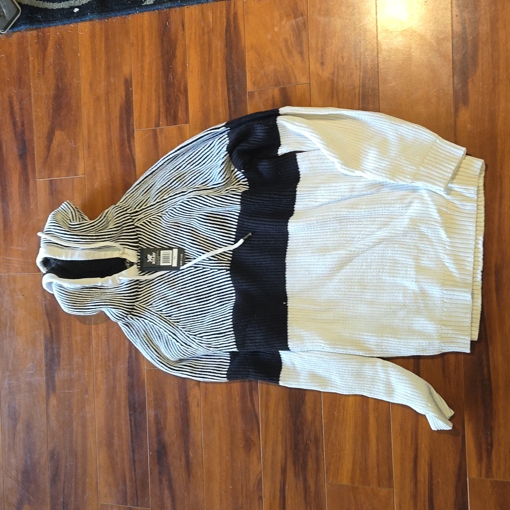 Mens XXL blue and white hooded sweater. Brand XRAY